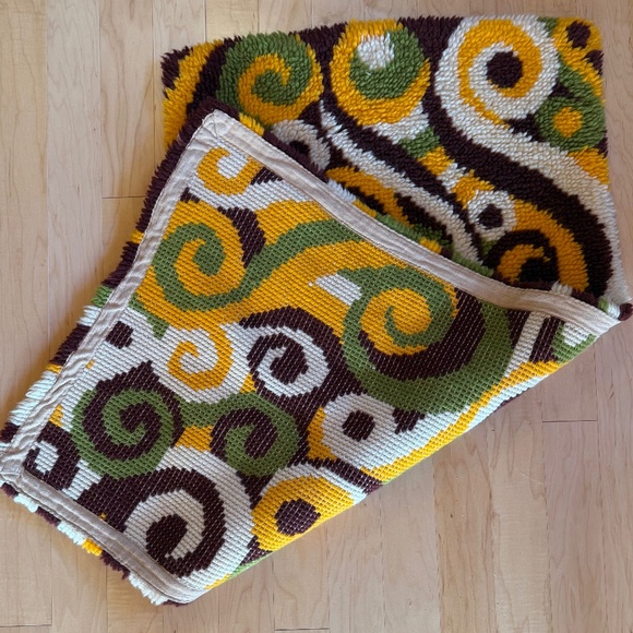 Groovy 70s Latch Hook Rug - Picture 6 of 6